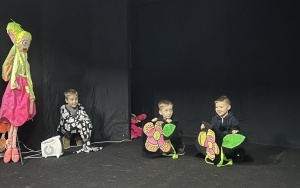 Przedszkolaki podczas wizyty w Teatrze Czarnego Tła w Chorzowie (1)