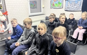 Przedszkolaki podczas wizyty w Teatrze Czarnego Tła w Chorzowie (2)