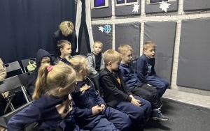 Przedszkolaki podczas wizyty w Teatrze Czarnego Tła w Chorzowie (3)