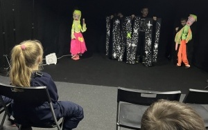 Przedszkolaki podczas wizyty w Teatrze Czarnego Tła w Chorzowie (5)