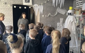 Przedszkolaki podczas wizyty w Teatrze Czarnego Tła w Chorzowie (6)