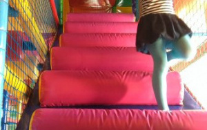 dziewczynka schodzi po materacowych schodach