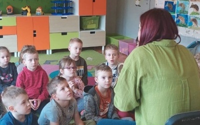 Dzieci podczas spotkania z panią z biblioteki (3)