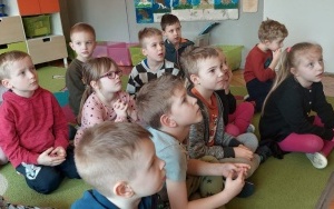 Dzieci podczas spotkania z panią z biblioteki (2)