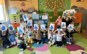Przedszkolaki podczas zajęć związanych z obchodami Dnia wody. (1)