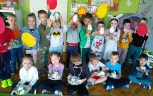 przedszkolaki z grupy 5. latków podczas wiosennych zajęć wielkanocnych (1)