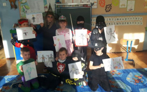 dzieci prezentują swoje rysunki