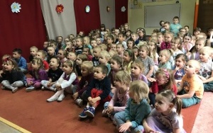 Przedszkolaki podczas występu Teatru Kanon (1)