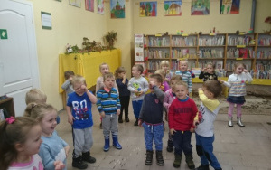 dzieci śpiewaja o jeżyku