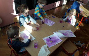 dzieci malują bibułą