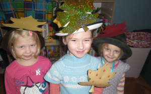 dziewczynki w jesiennych kapeluszach