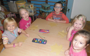 dzieci przygotowane do malowania liści