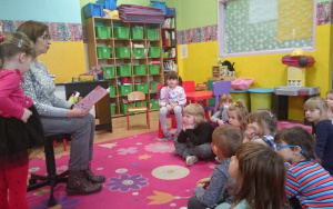 Dzieci słuchają czytanego opowiadania