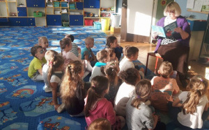 Pani Małgosia czyta przedszkolakom opowiadanie