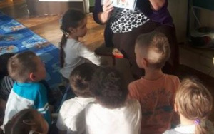 Pani Małgosia pokazuje dzieciom ilustracje w książce