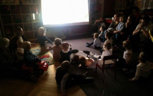dzieci i goście oglądają prezentację multimedialną