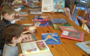 przedszkolaki oglądają książki o tematyce świątecznej