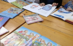 6 latki oglądają książki o tematyce mikołajkowej