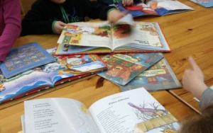 dzieci zachwycają się barwnymi ilustracjami w książkach