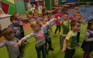 dzieci tańczą dla misiów