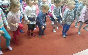 dzieci tańczą razem z tancerzami