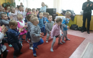 przedszkolaki tańczą i klaszczą rytmicznie