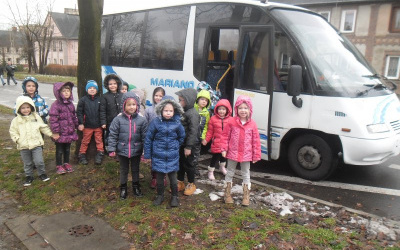 przedszkolaki przed busem