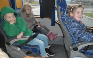przedszkolaki w busie