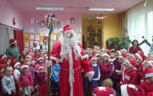 Mikołaj tańczy razem z dziećmi