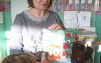 pani Marysia pokazuje dzieciom okładkę książki