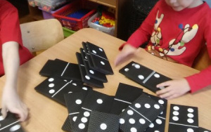 Dzieci grają w domino