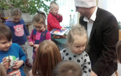 Pan Patryk częstuje dzieci czekoladkami