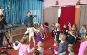 dzieci tańczą taniec króla Juliana